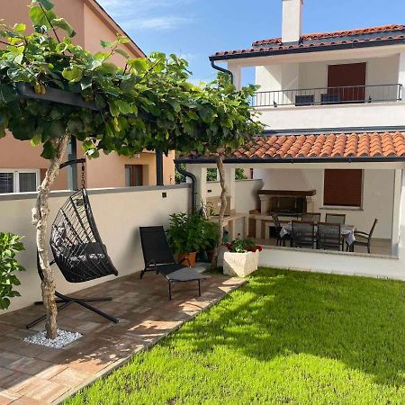 Family Beach Apartments Peroj Extérieur photo