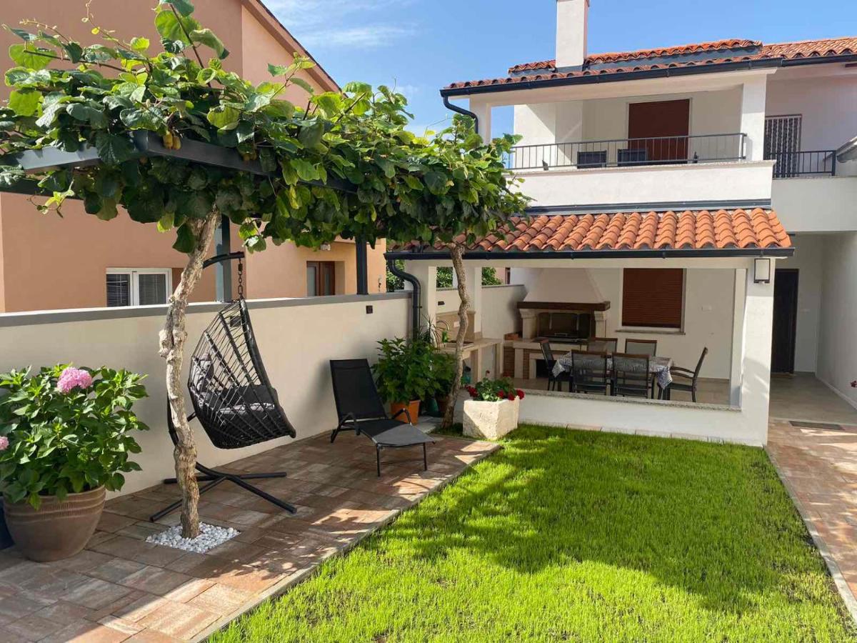 Family Beach Apartments Peroj Extérieur photo