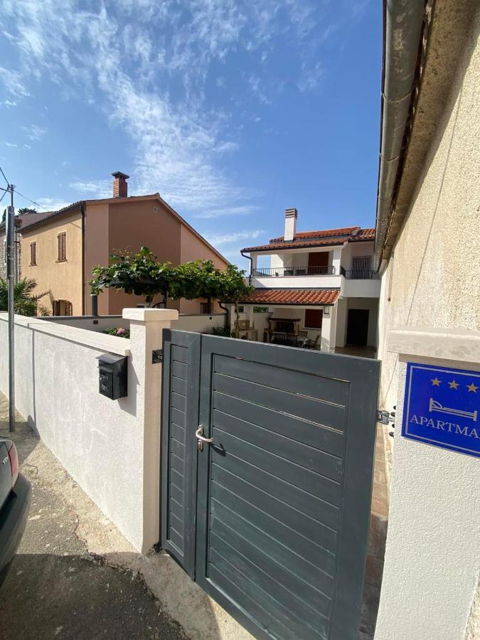 Family Beach Apartments Peroj Extérieur photo