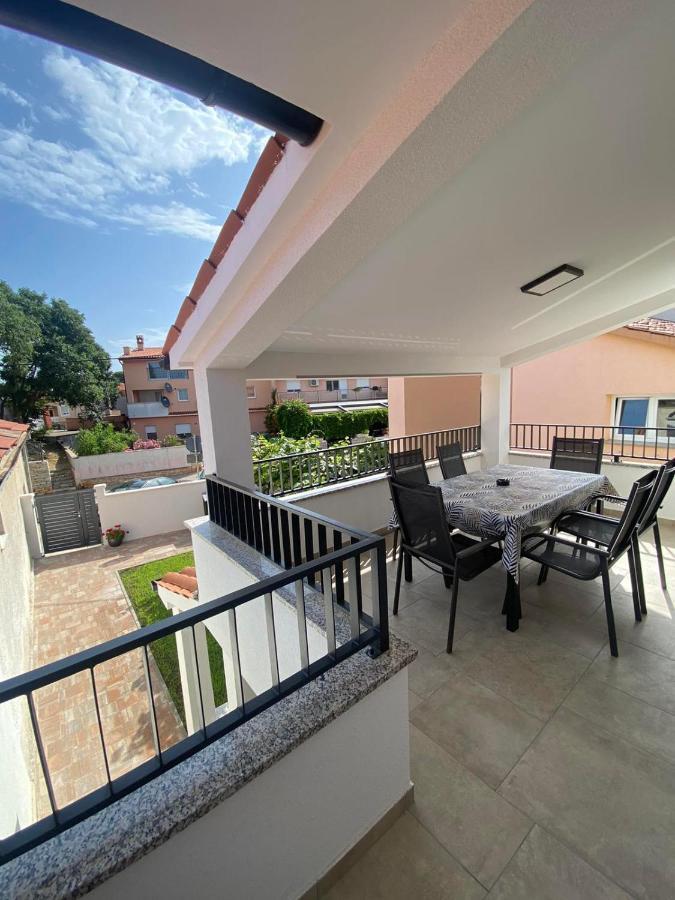 Family Beach Apartments Peroj Extérieur photo