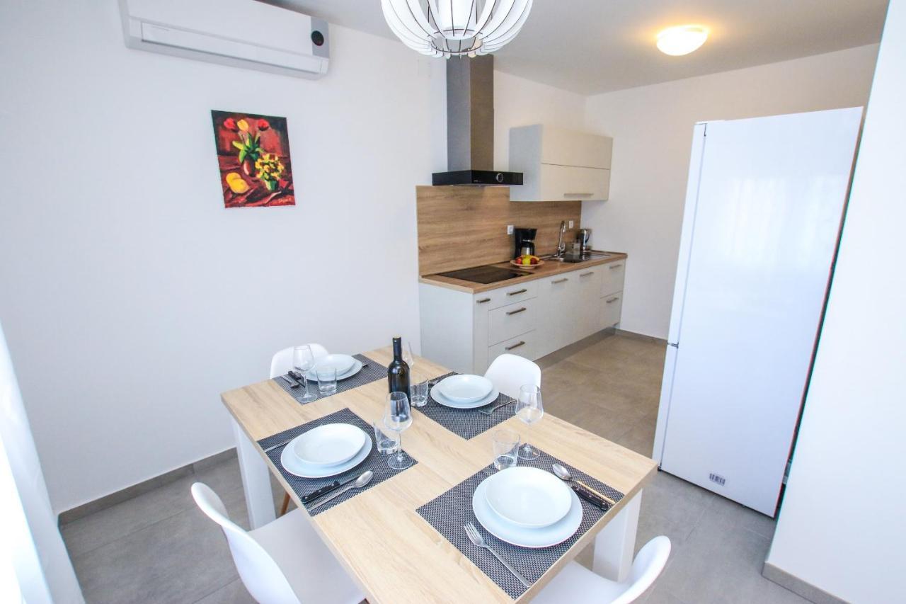 Family Beach Apartments Peroj Extérieur photo