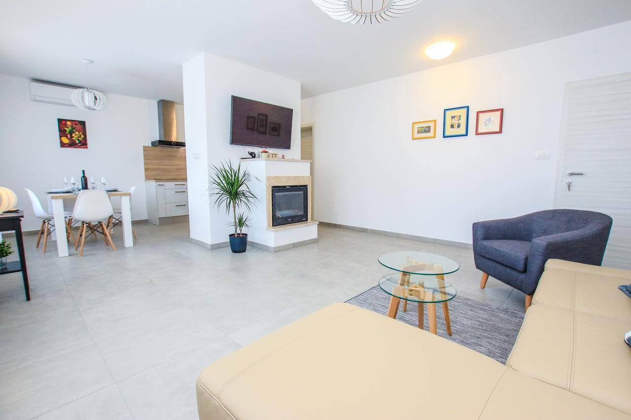 Family Beach Apartments Peroj Extérieur photo