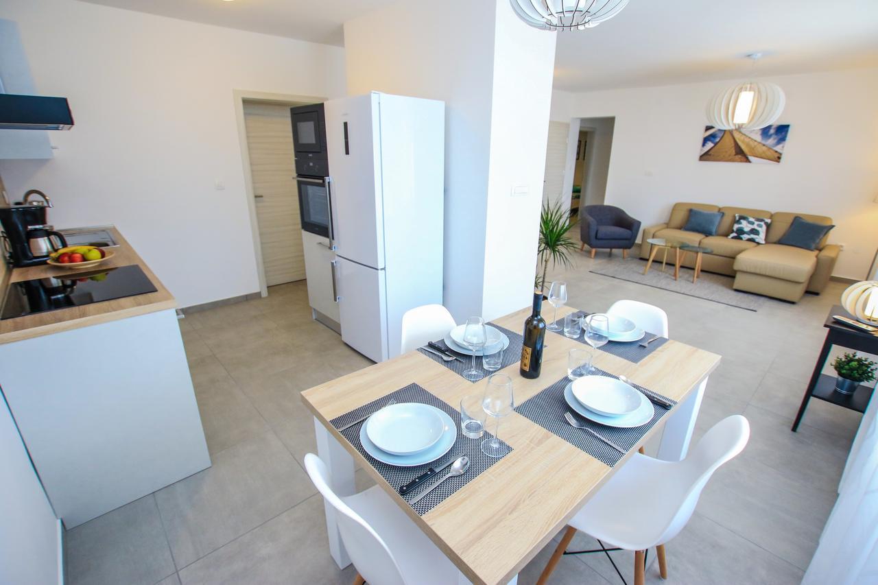 Family Beach Apartments Peroj Extérieur photo
