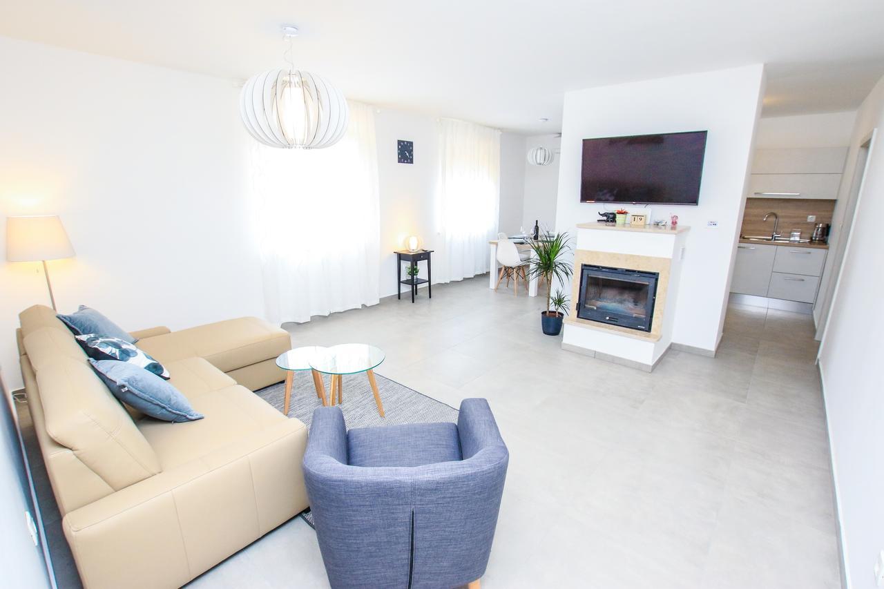 Family Beach Apartments Peroj Extérieur photo