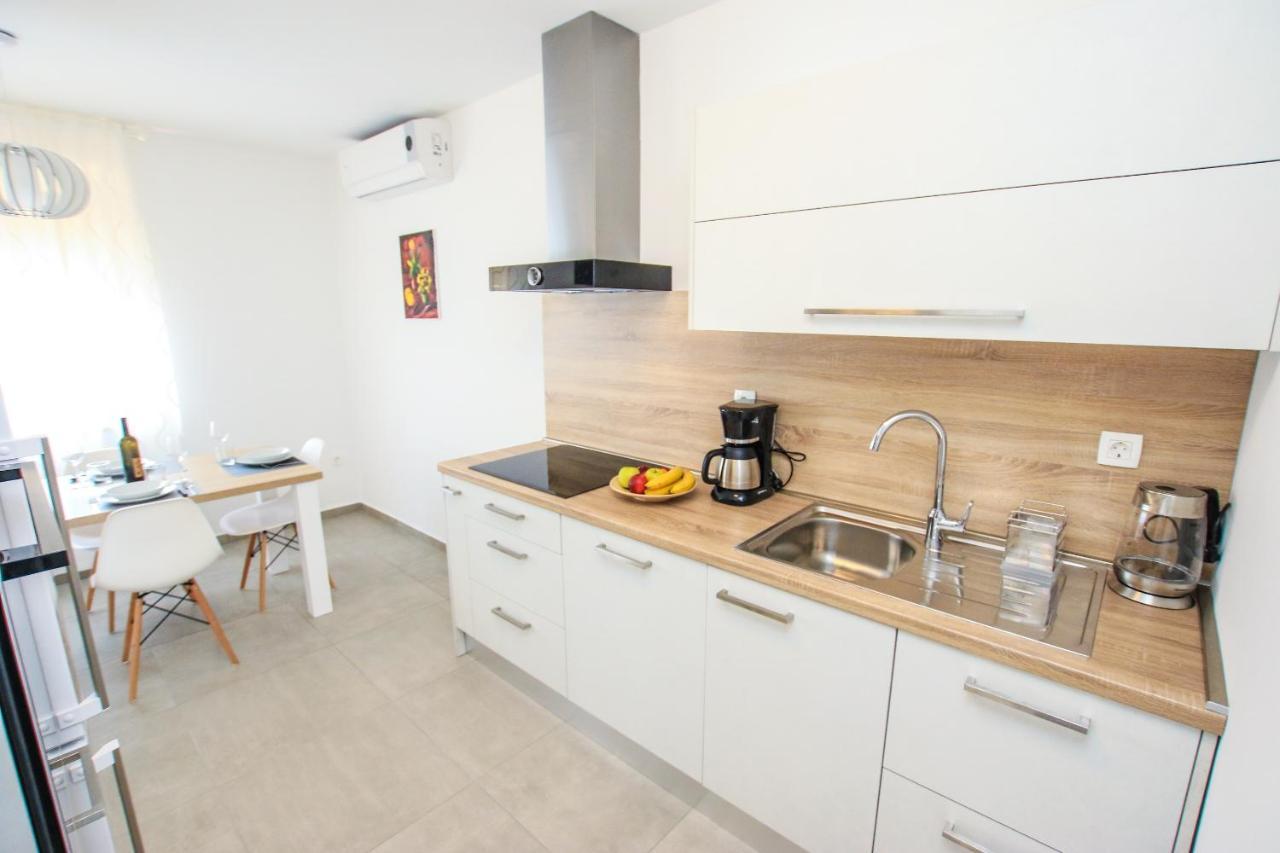 Family Beach Apartments Peroj Extérieur photo