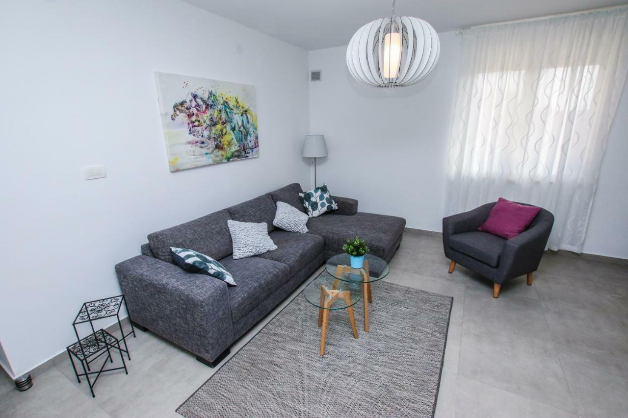 Family Beach Apartments Peroj Extérieur photo