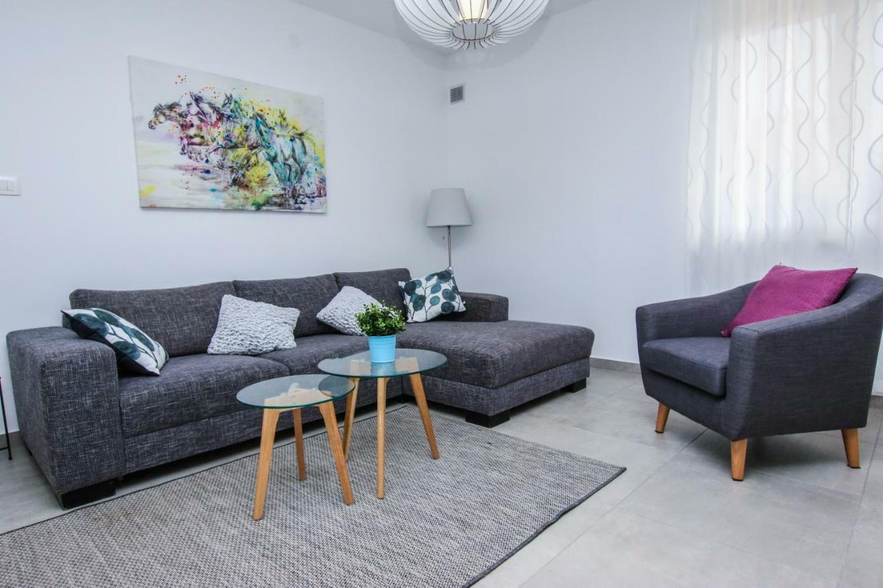 Family Beach Apartments Peroj Extérieur photo
